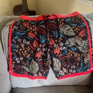 Like new Vissla men’s floral bathing suit. Size 34